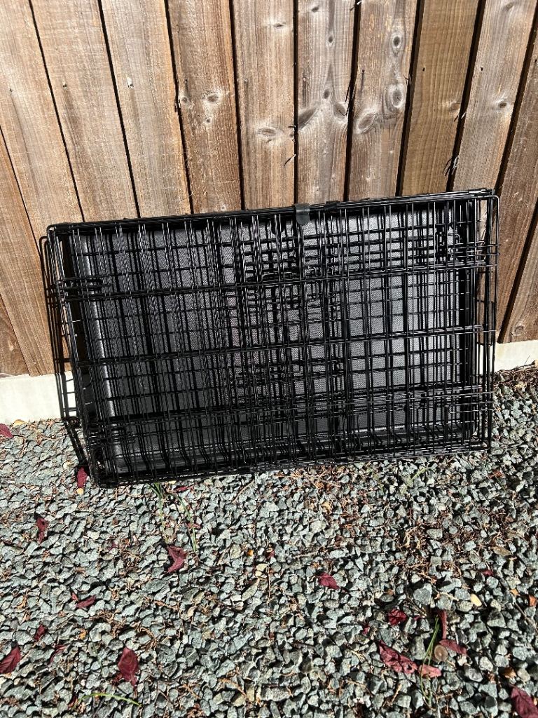 Dog crate from Pets at Home medium Tray  Crate mat