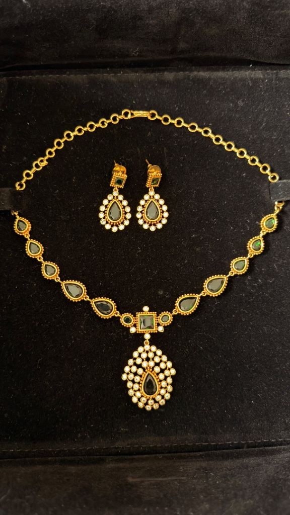 Stunning Gold / emerald green Necklace and Earring Set