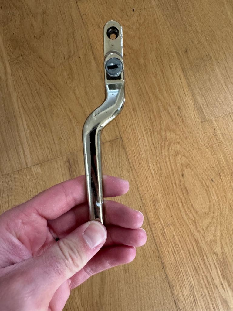 9 Window handles with lock