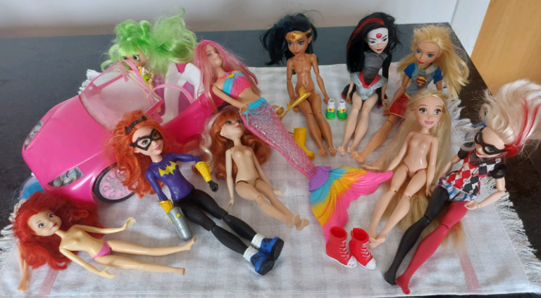 🎀~ Assorted Dolls and Superheros w/ large pink car ~🎀