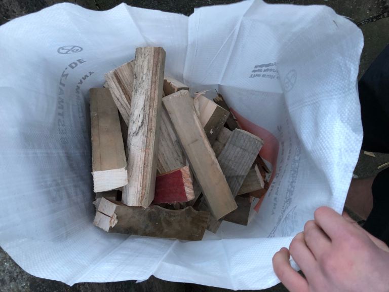 Dry out dry firewood for firepit/bbq