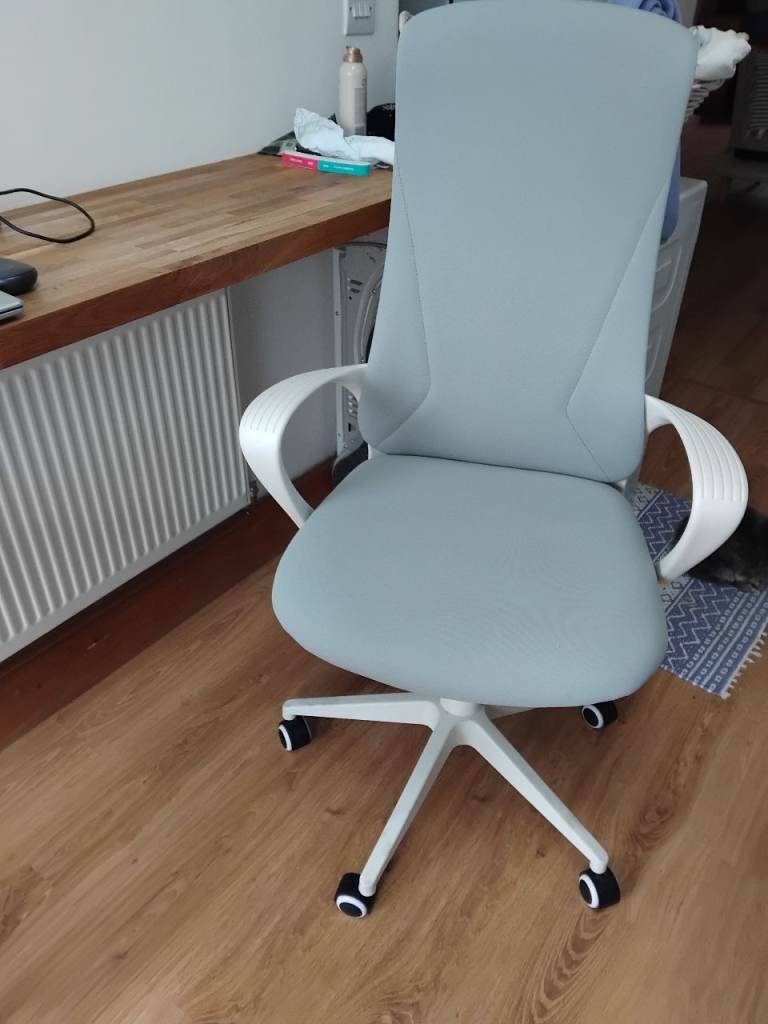 Grey Office Chair with Wheels – Good Condition £25
