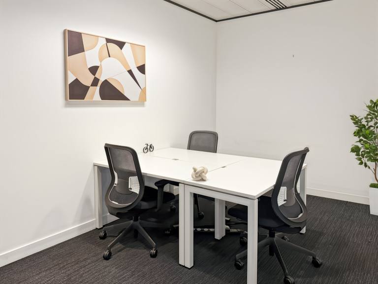 Croydon - CR0 6BA \ Ready-to-Use Private Office for 3 Workstations