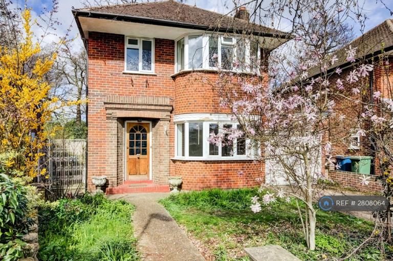 4 bedroom house in Wychwood Avenue, Edgware, HA8 (4 bed) (#2808064)