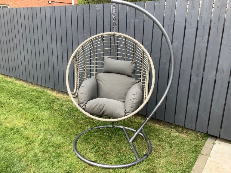 Beautiful Rattan HANGING EGG SWING CHAIR ** Like New **   Cost £450