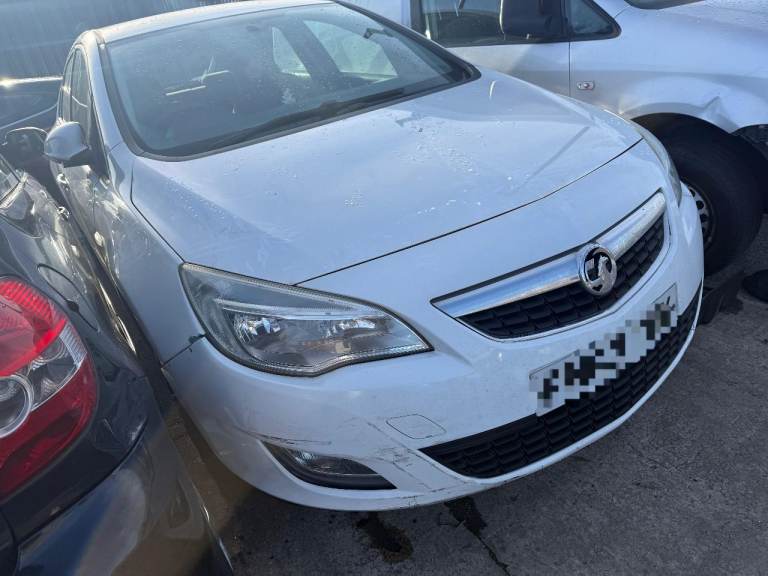 Breaking spare parts vauxhall astra white j mk6