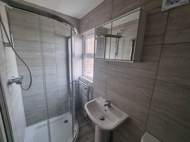 NEWLY REFURBISHED GROUND FLOOR ONE BEDROOM GARDEN FLAT IN NORTHOLT UB5