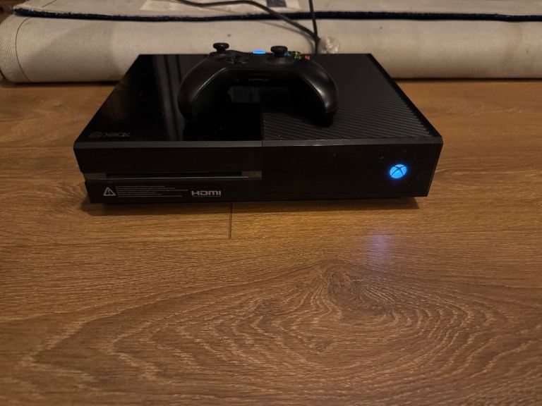 Boxed Microsoft Xbox One 500GB (Original Gloss Model) + Controller & Leads