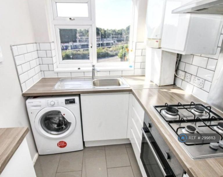 2 bedroom flat in Hutton Road, Shenfield, Brentwood, CM15 (2 bed) (#2998113)