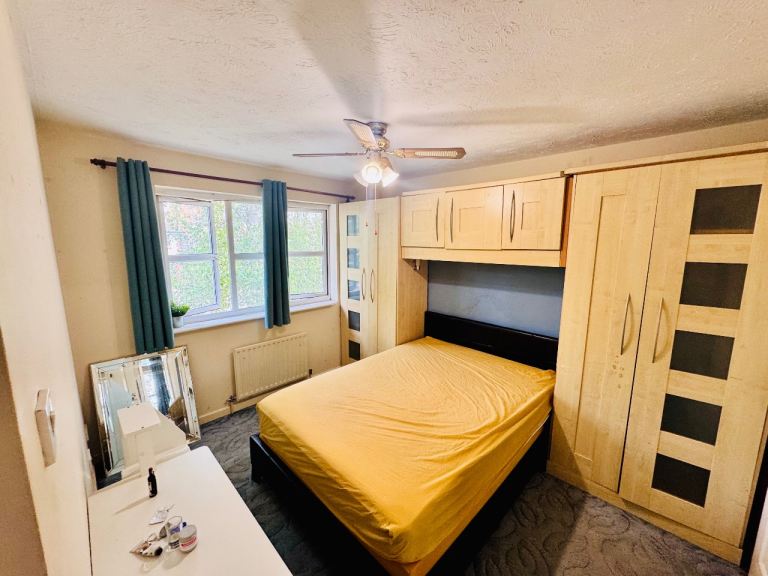 Ensuite Master bed with Private Toilet & Shower in Shared house to Rent in Woolwich / Greenwich 