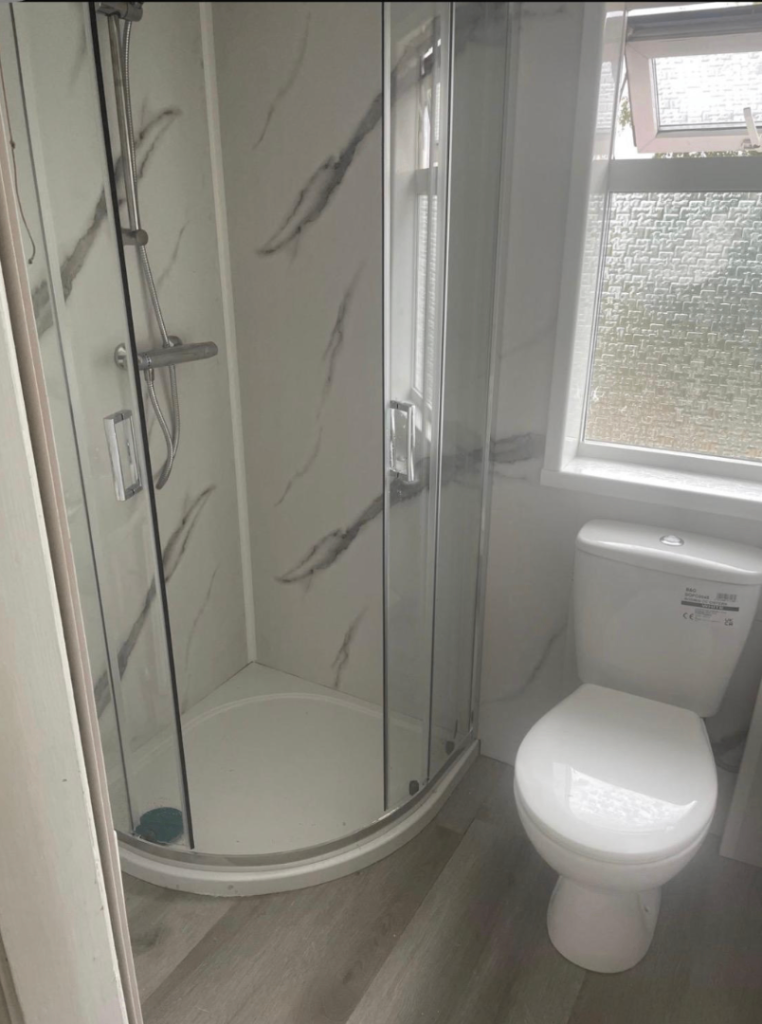 Spacious 4-Bed End of Terrace + 1-Bed Annex | Massive Garden | Newly Decorated