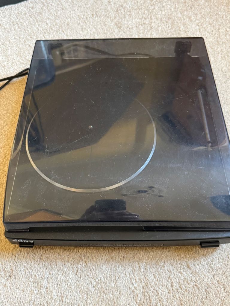 Sony turntable and 2 speakers 