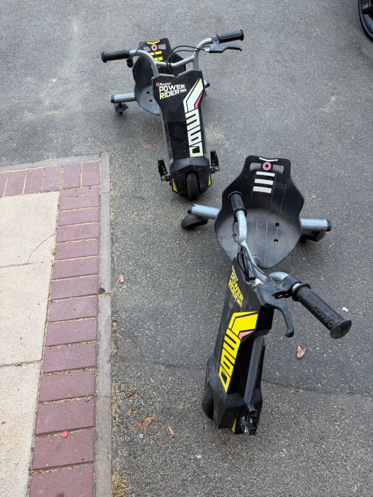 Pair of Razor Power Rider 360 Drifting Trikes – Black