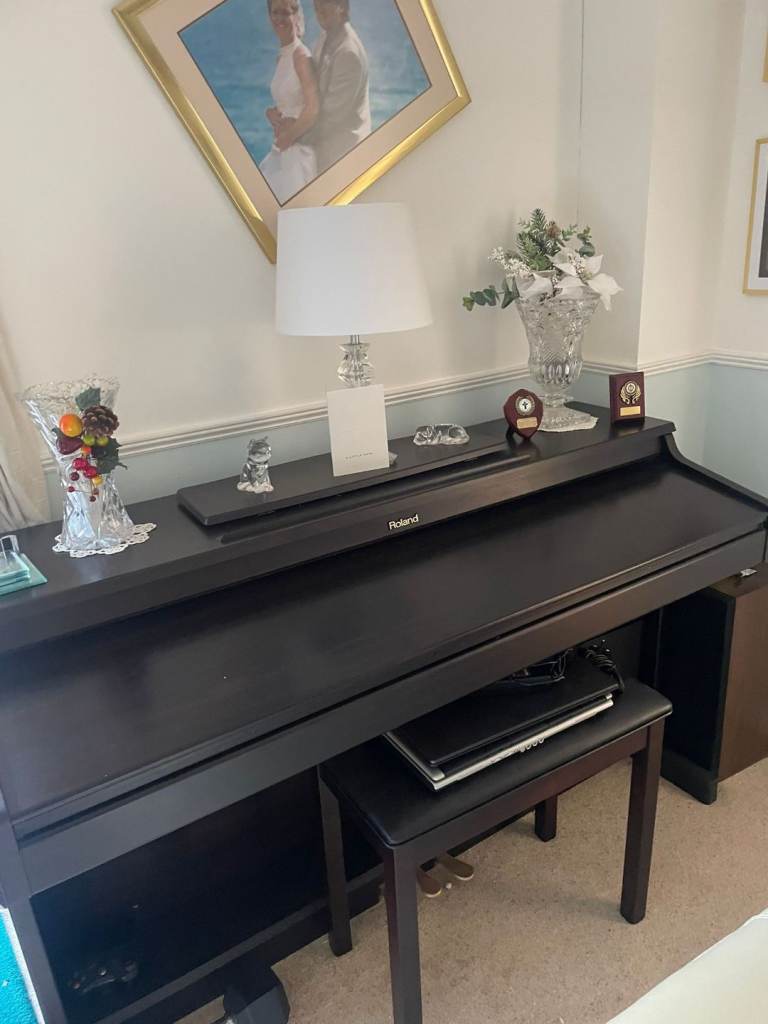 Roland HP3e digital piano £295