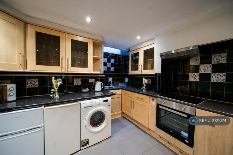 Studio flat in Pains Road, Southsea, PO5 (#2721074)