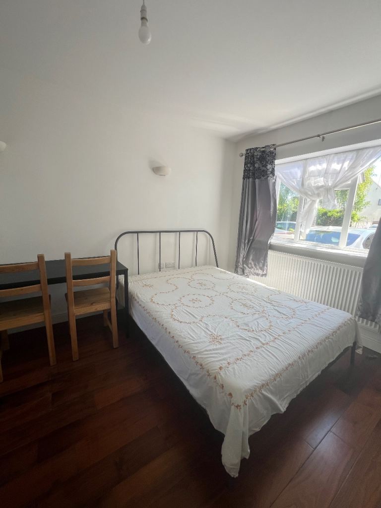 Large room furnished with en-suite 