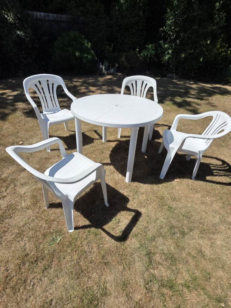 White Plastic Garden Table and 4 Chairs – Good Condition