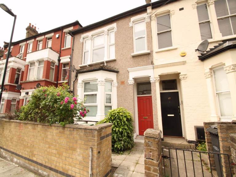 Hane Estate Agents offer an unfurnished 2 bedroom ground floor flat with own rear garden