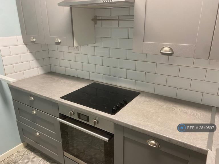 2 bedroom flat in Old Allerton Road, Liverpool, L18 (2 bed) (#2849597)