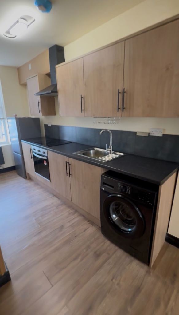 .	Stylish Newly Refurbished 1-Bedroom Flat – PENGE 