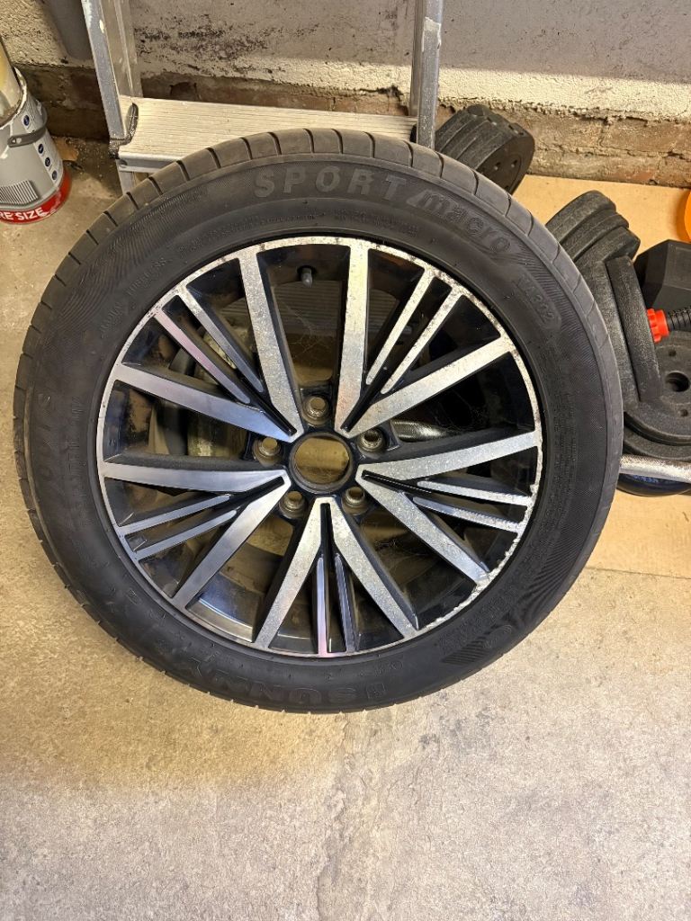 Volkswagen Golf 7.5 alloy and tyre 