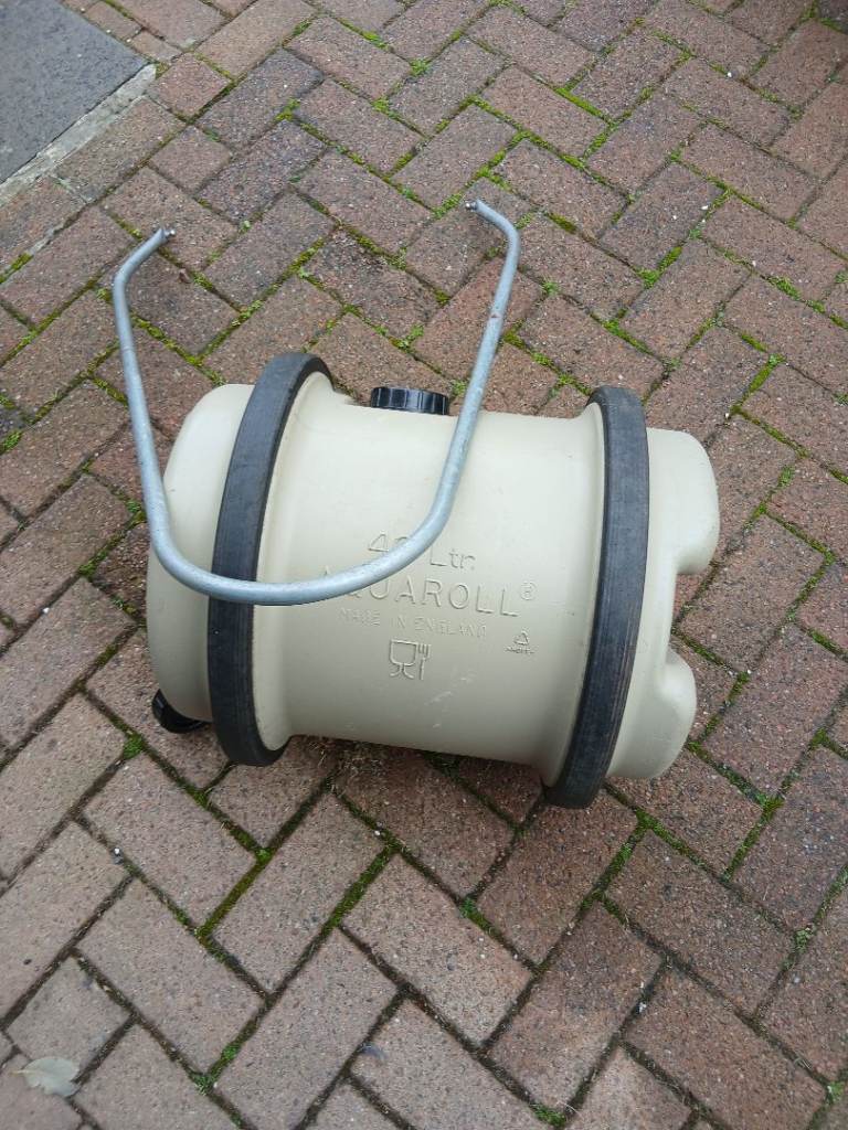 Aquaroll 40l water carrier, and handle