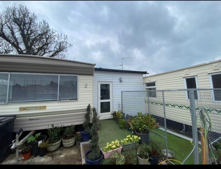 2 Caravans mobile homes 