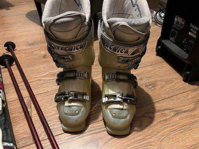 Women's ski boots