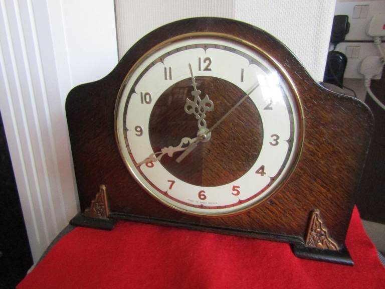 A VINTAGE SMITHS MANVILLE WOODEN CLOCK.