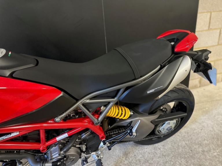 STUNNING LOW MILEAGE 2019/19 DUCATI HYPERMOTARD 950 MOTORCYCLE 