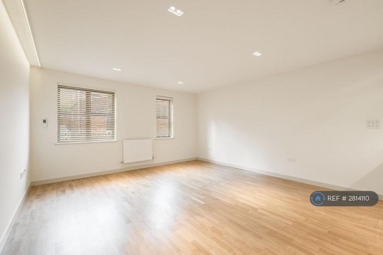 1 bedroom flat in Tennyson House, Haslemere, GU27 (1 bed) (#2814110)