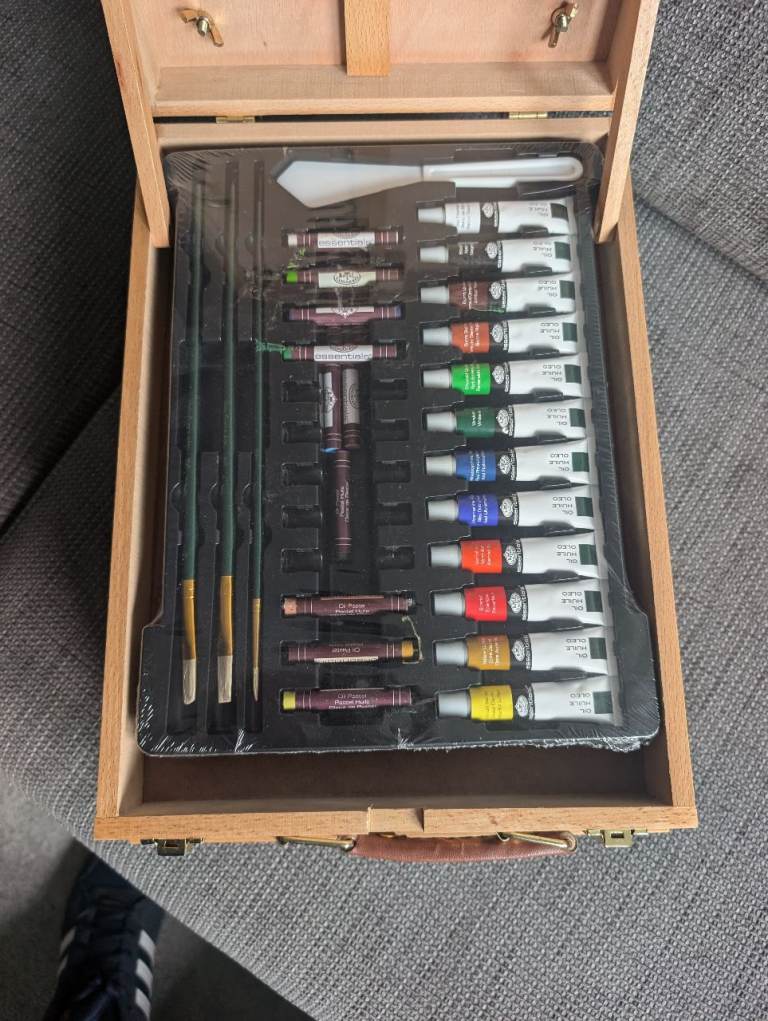 Royal & Langnickel Wooden Art Box – Hardly Used