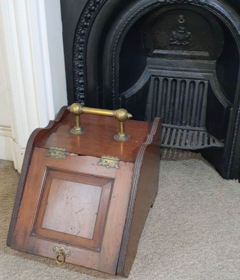 C.1890 VICTORIAN SOLID MAHOGANY AND BRASS ANTIQUE COAL BOX, COAL SCUTTLE, PURDONIUM OR LOG BIN.