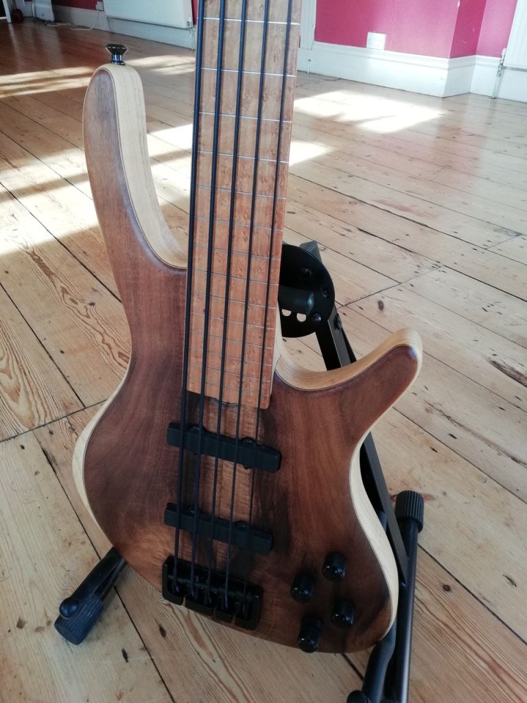 Roscoe Century Std 5 Fretless Bass