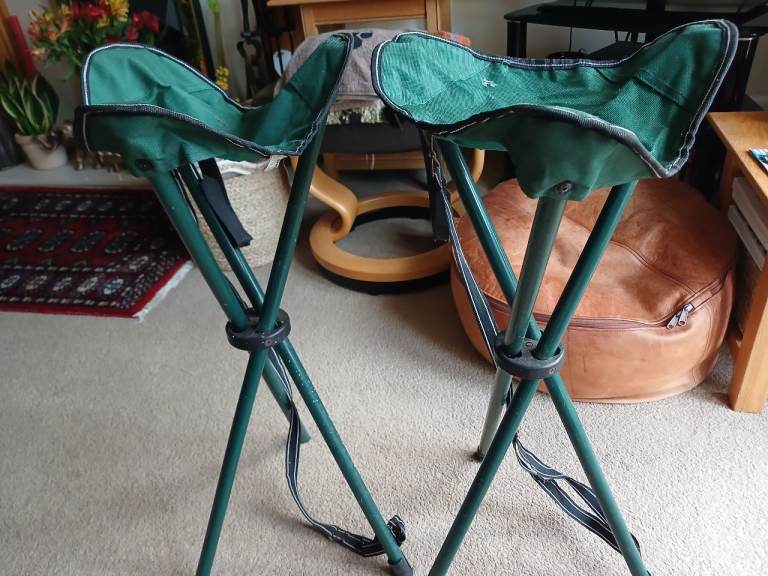 2 x fold-up stools 