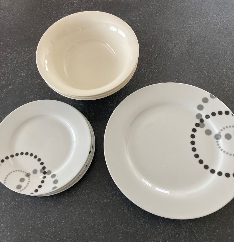 FREE Dinner set as per photos FREE
