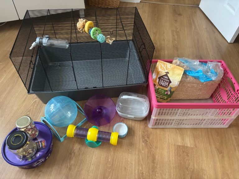 Hámster cage, food and accessories. 