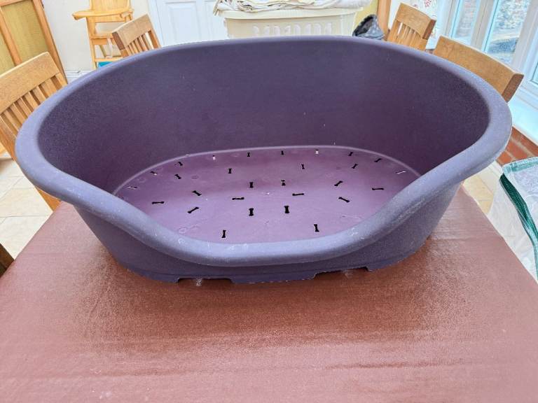 Medium plastic dog basket