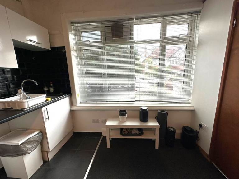 Studio flat - Highfield - BILLS INC - Available NOW