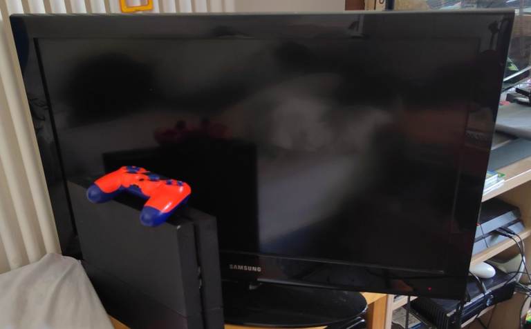 PS4 + TV BUNDLE