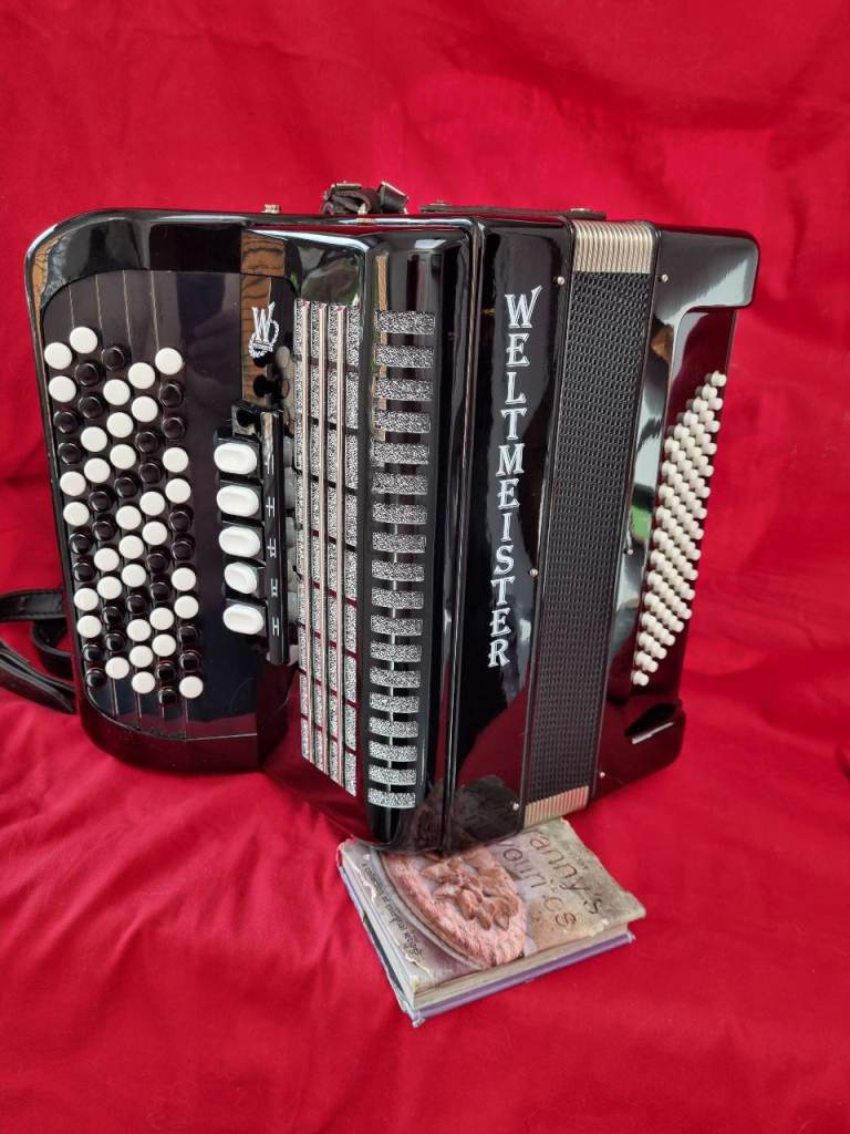Weltmeister 72 bass chromatic Accordion lightweight model