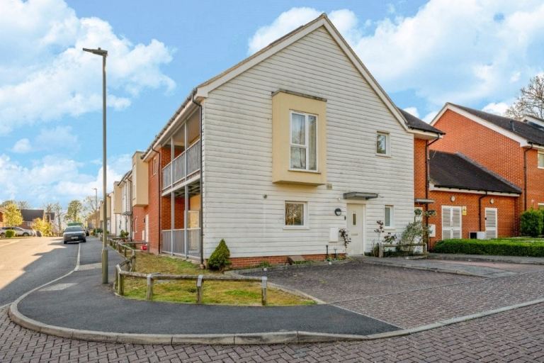 One Bedroom Ground Floor Flat For Sale - Strawberry Fields, Rowtown