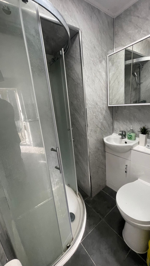 Immaculate condition 5 Bedrooms spacious *HMO* licence property in Chigwell -- Company Let Allowed