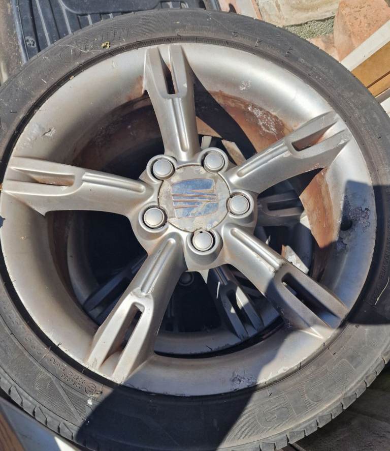 17 inch SEAT Alloy Wheels with good tyres