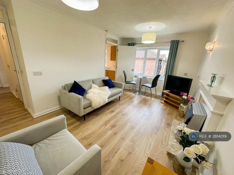 1 bedroom flat in Luke Lade Court, Hailsham, BN27 (1 bed) (#2814019)