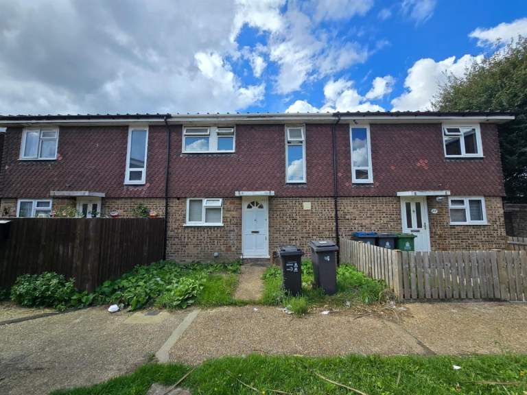 25 Smith Street, KT5 8SW - STUDIO FLAT AVAILABLE IMMEDIATELY!