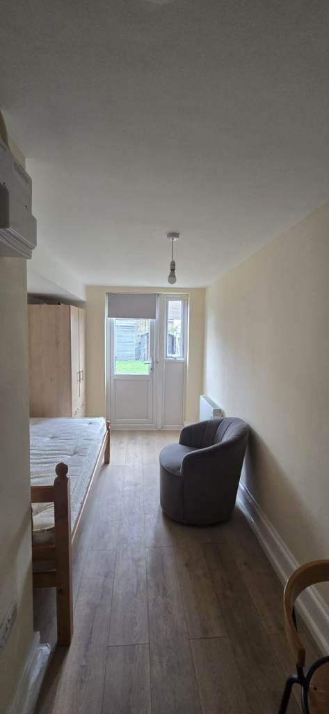 Studio flat to Let in Hillingdon, Edgar Rd, No deposit required, Dss welcome