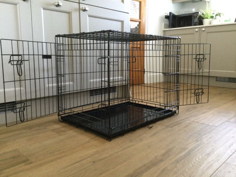 Ellie-Bo Medium dog crate and puppy pads