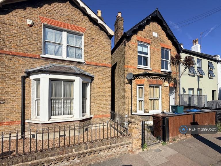 1 bedroom flat in Russell Road, London, SW19 (1 bed) (#2990520)