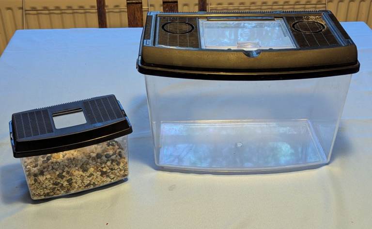 Small aquarium and accessories 